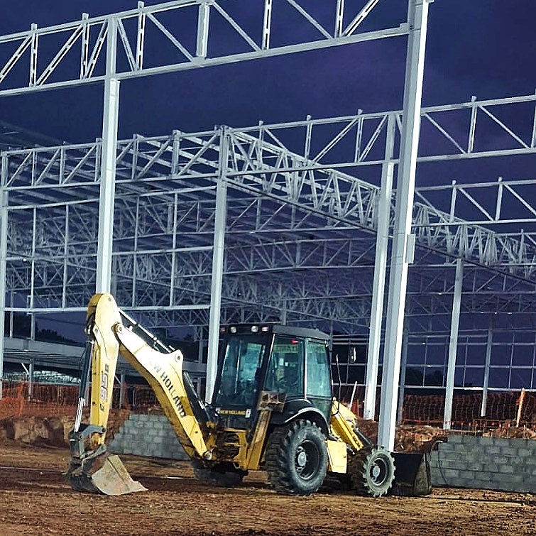 Retroescavadeira em estrutura metálica noturna
